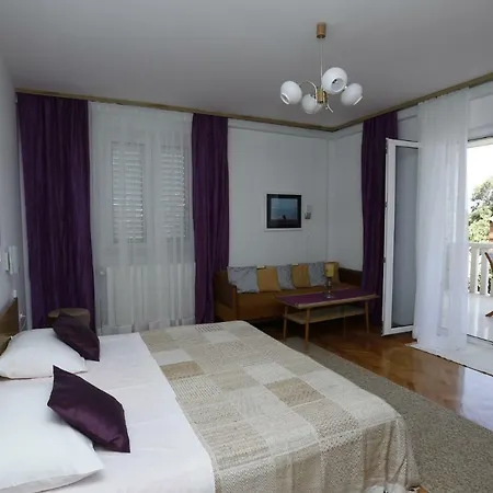 Apartments Jozi - Parking And Grill Supetar
