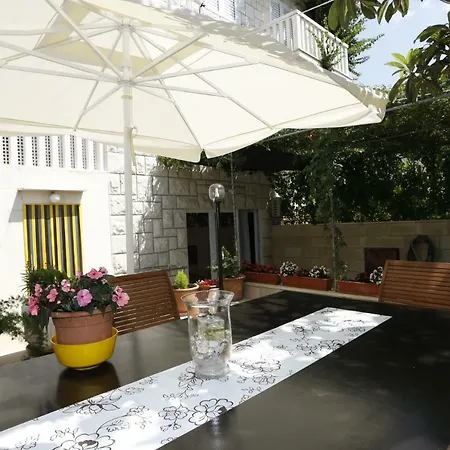 Apartments Jozi - Parking And Grill * Supetar