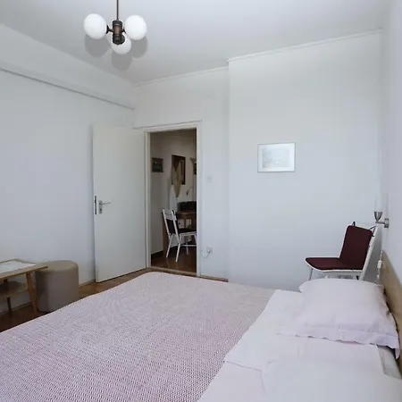 Apartments Jozi - Parking And Grill Supetar