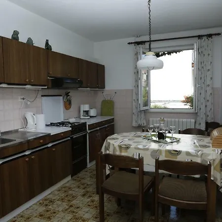 Apartments Jozi - Parking And Grill * Supetar