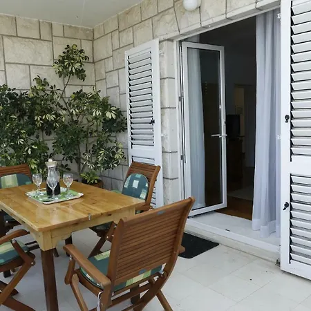 Apartments Jozi - Parking And Grill * Supetar