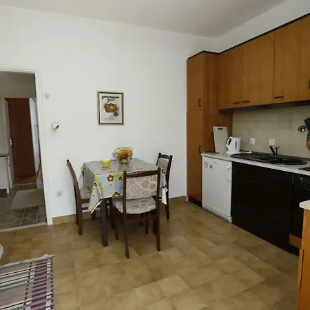 Apartments Jozi - Parking And Grill * Supetar