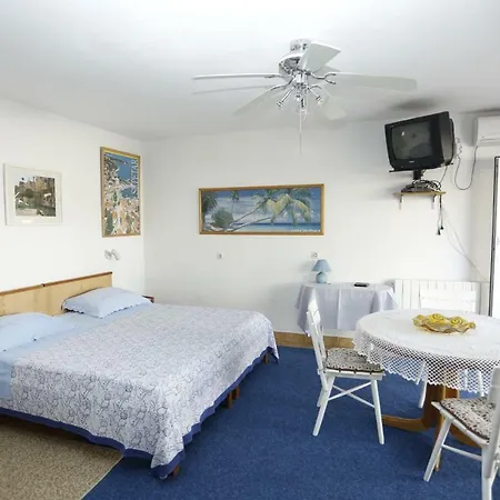 Apartments Jozi - Parking And Grill Supetar