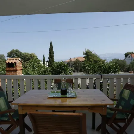 Appartement Apartments Jozi - parking&grill Supetar