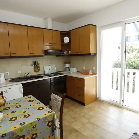 Apartments Jozi - parking&grill * Supetar