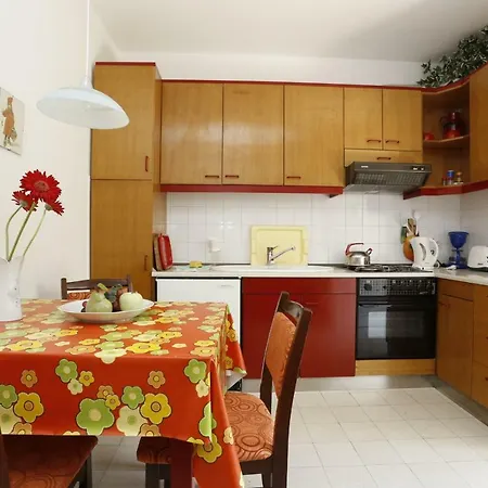 Apartments Jozi - parking&grill Supetar