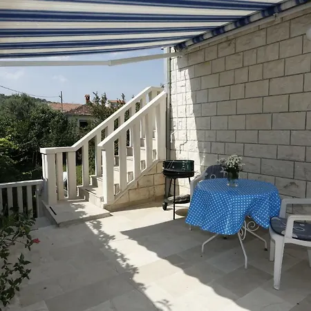 Appartement Apartments Jozi - parking&grill Supetar