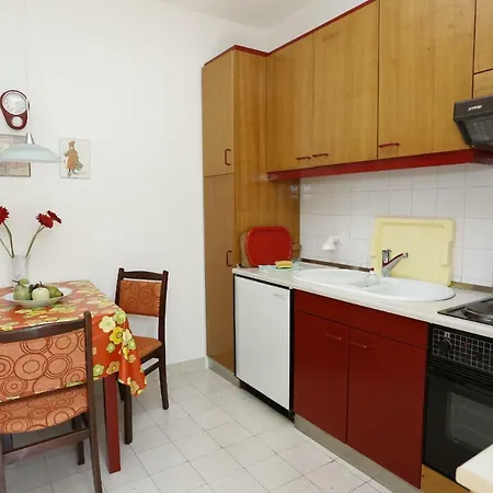 Apartments Jozi - parking&grill * Supetar