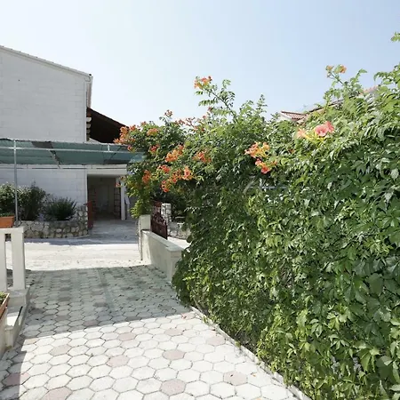 Appartement Apartments Jozi - parking&grill Supetar