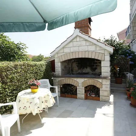 Appartement Apartments Jozi - parking&grill Supetar